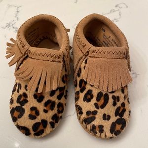 Minnetonka - Baby Girl Size: 5